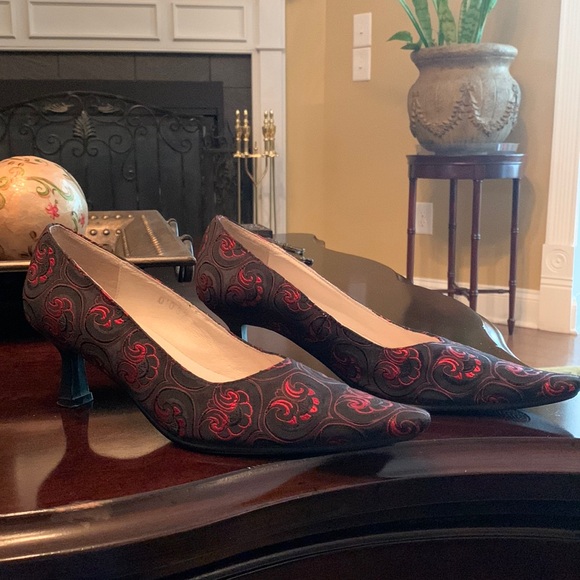 Black/Red Patterned Fabric Pointed Toe Pumps with Kitty Heels. Size 37 - Picture 3 of 7